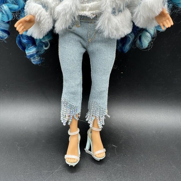 Rainbow High Winter Break Skyler Bradshaw Doll White Jacket Faux Fur Coat Skates - Picture 3 of 12